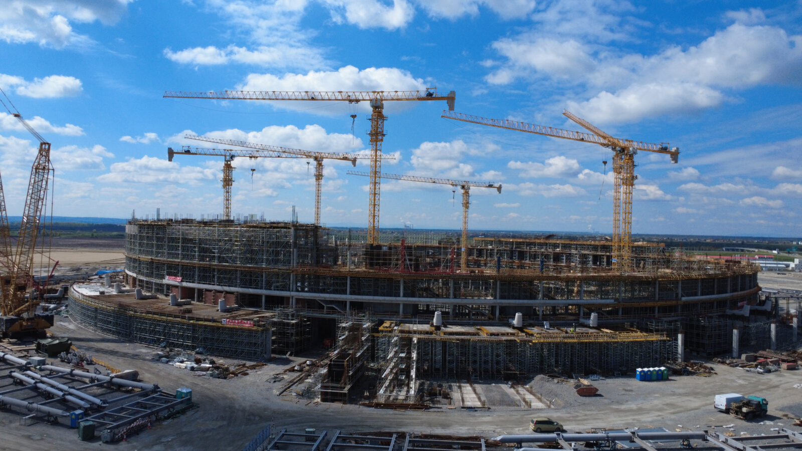 A drone shot of the National Stadium of Serbia in Surcin, which is the central part of the EXPO 2027 complex, has entered the most visible phase of construction. Snimak iz drona Nacionalnog stadiona Srbije u Surcinu koji predstavlja centralni deo EXPO 2027 kompleksa usao je u najvidljiviju fazu izgradnje.