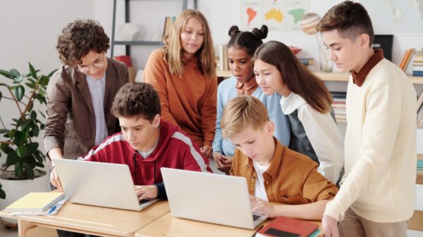 Coca-Cola ulaže u edukaciju mladih: besplatni AI programi za sticanje praktičnih veština – Coca-Cola podrška mladima