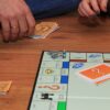 Monopol otkriva posledice bogatstva kroz ekonomske odnose i tržišnu dinamiku
