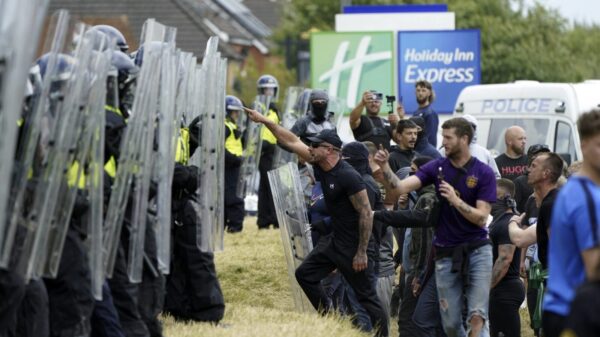 demonstranti engleska migranti