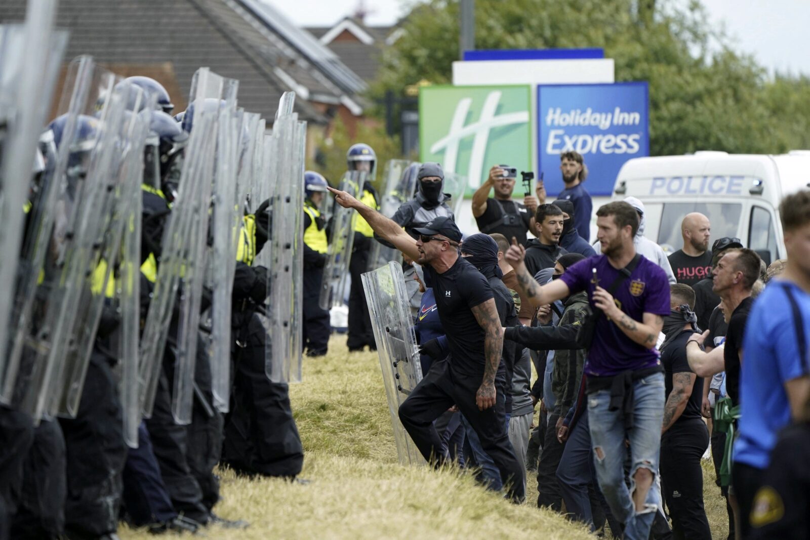 demonstranti engleska migranti