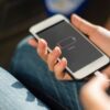 Da li je bezbedno koristiti telefon dok se puni: Stručnjaci otkrivaju ključne rizike – korišćenje telefona dok se puni