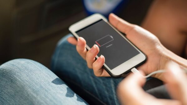 Da li je bezbedno koristiti telefon dok se puni: Stručnjaci otkrivaju ključne rizike – korišćenje telefona dok se puni
