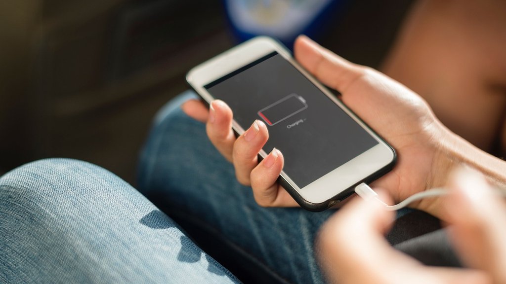 Da li je bezbedno koristiti telefon dok se puni: Stručnjaci otkrivaju ključne rizike – korišćenje telefona dok se puni