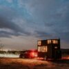 Mala kuća od 32 kvadrata preseljena iz Kalifornije u Pacifički Severozapad – preseljenje tiny home