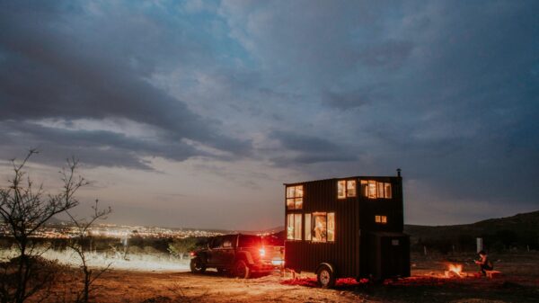 Mala kuća od 32 kvadrata preseljena iz Kalifornije u Pacifički Severozapad – preseljenje tiny home