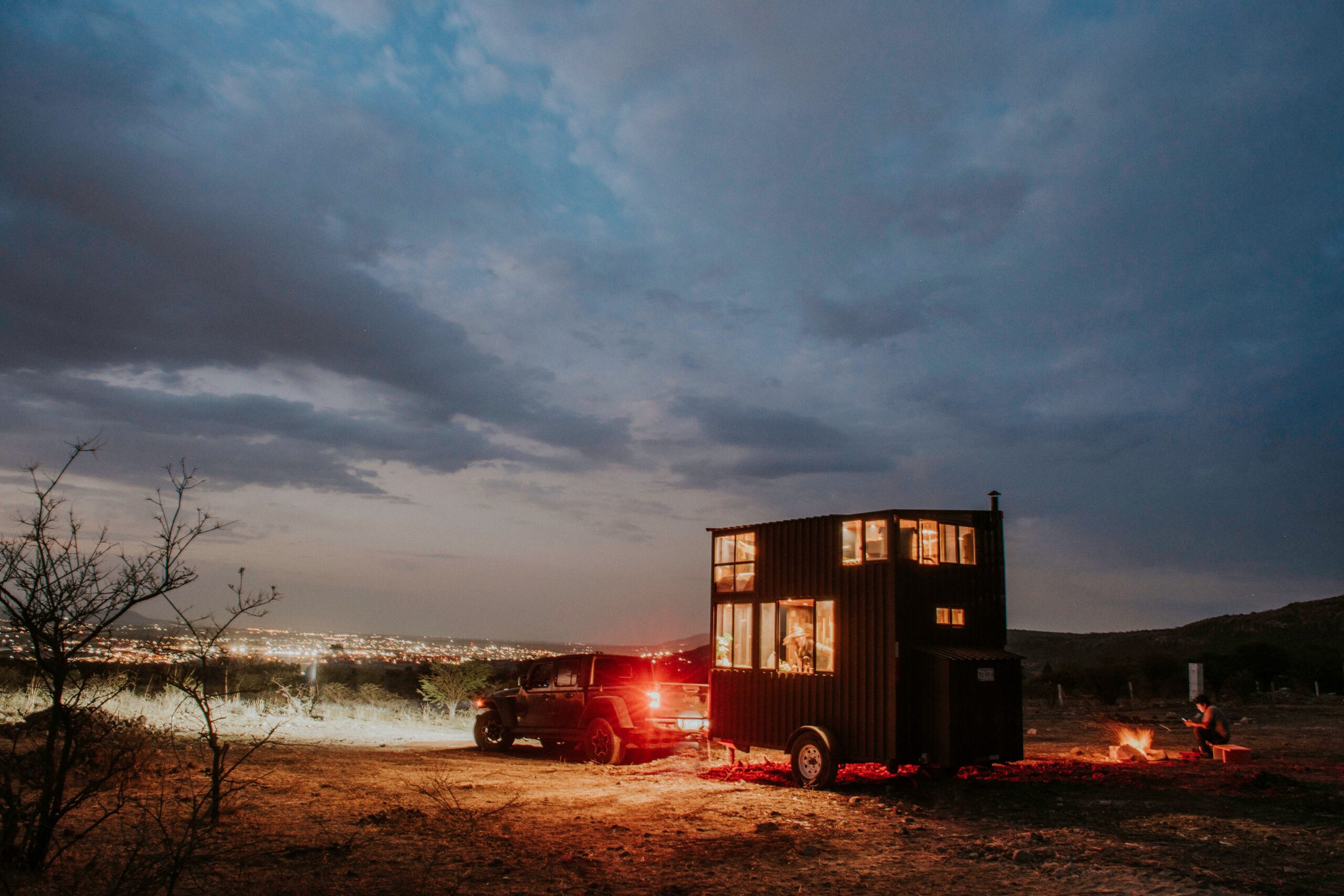 Mala kuća od 32 kvadrata preseljena iz Kalifornije u Pacifički Severozapad – preseljenje tiny home