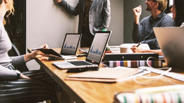 EY centralizuje ulaganja kroz 'AI Value Realization Office' radi veće efikasnosti