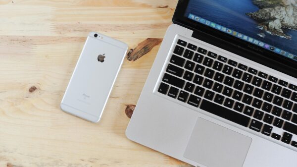 AirPlay sa iPhone ili MacBook uređaja na TV: Vodič za bežično povezivanje