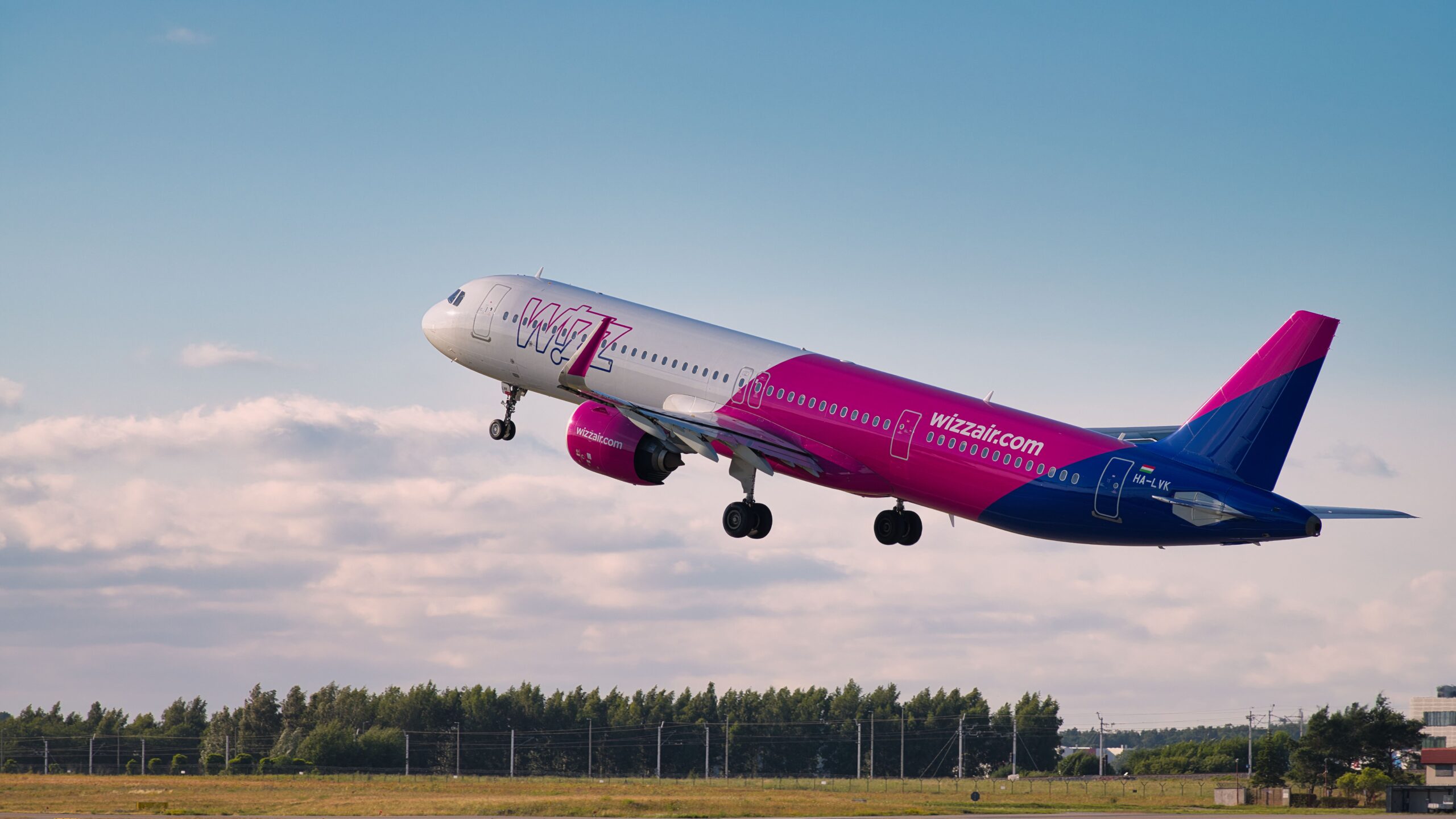 Wizz Air prevezao 700.000 putnika iz Srbije tokom leta, upozorava na regulatorne izazove