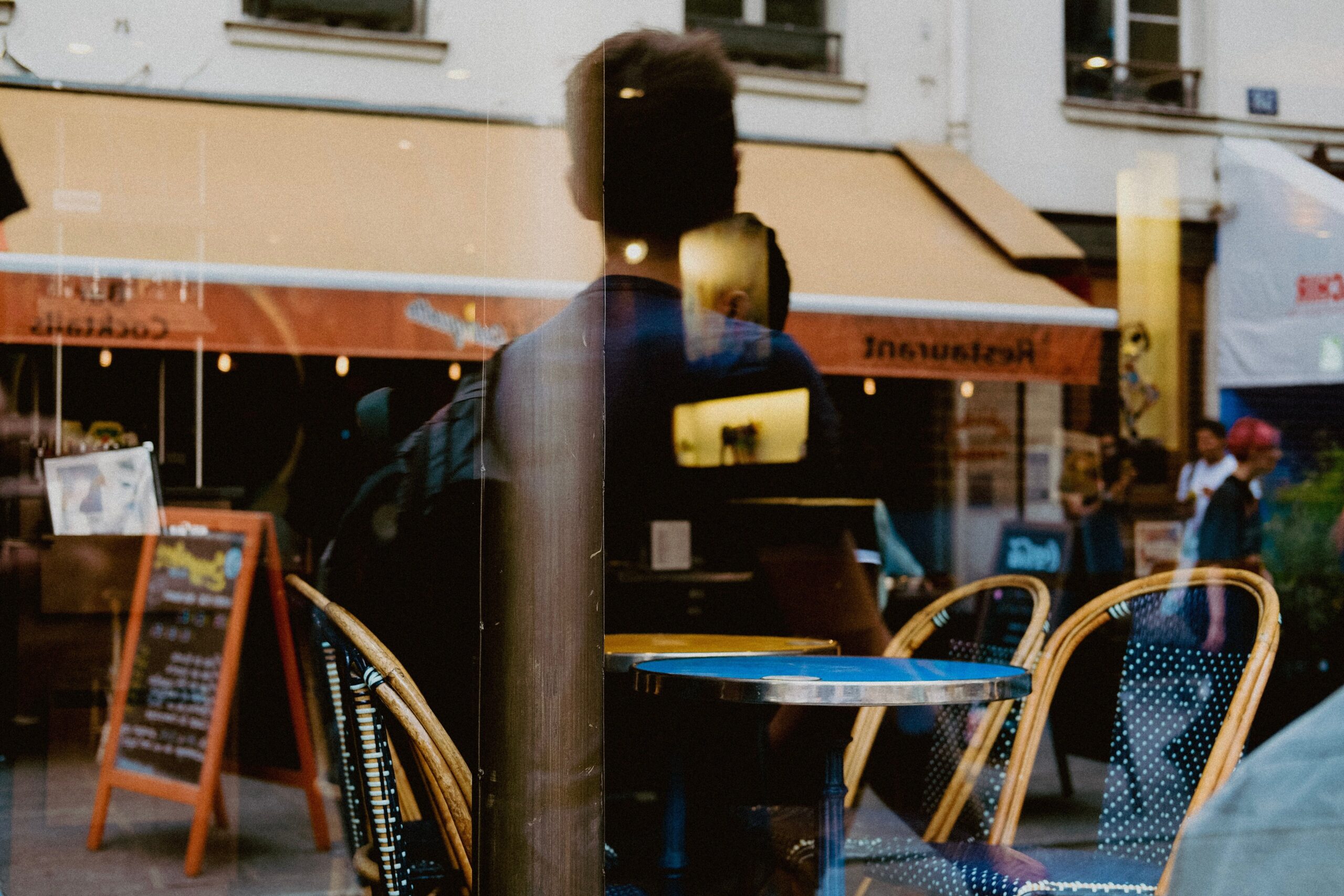 Fenster Cafe u Beču prodaje kafu za 12 evra bez stolova i konobara – Fenster Cafe Beč