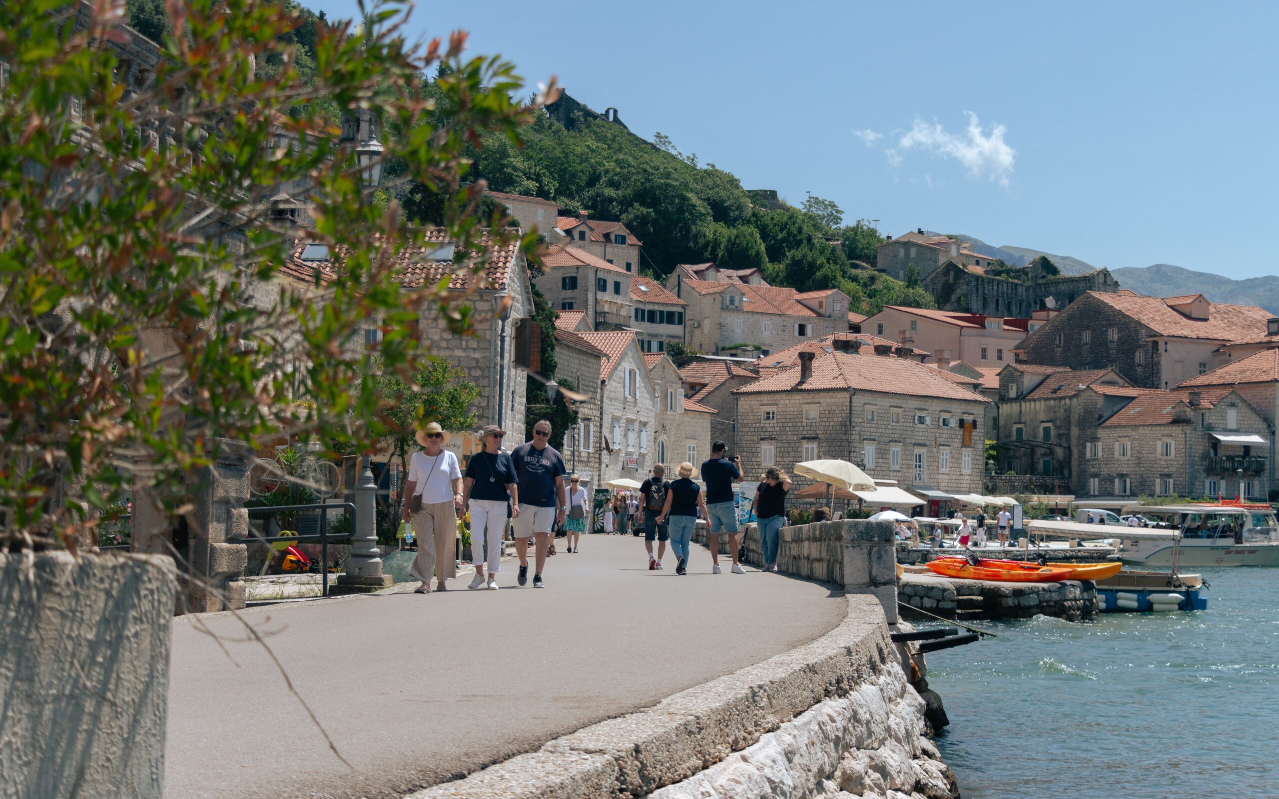 Turizam u Crnoj Gori premašio očekivanja, rekordna sezona donela povećanje poseta – broj turista i noćenja u Crnoj Gori