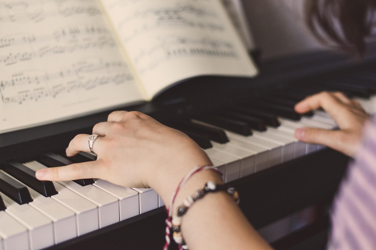 Suno v6 AI muzički modeli trenirani uz podršku Warner i BMG diskografija – suno v6 AI modeli