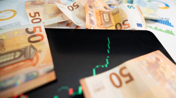 Zvanični srednji kurs dinara iznosi 117,3607 prema evru, minimalna promena na tržištu – kurs dinara prema evru