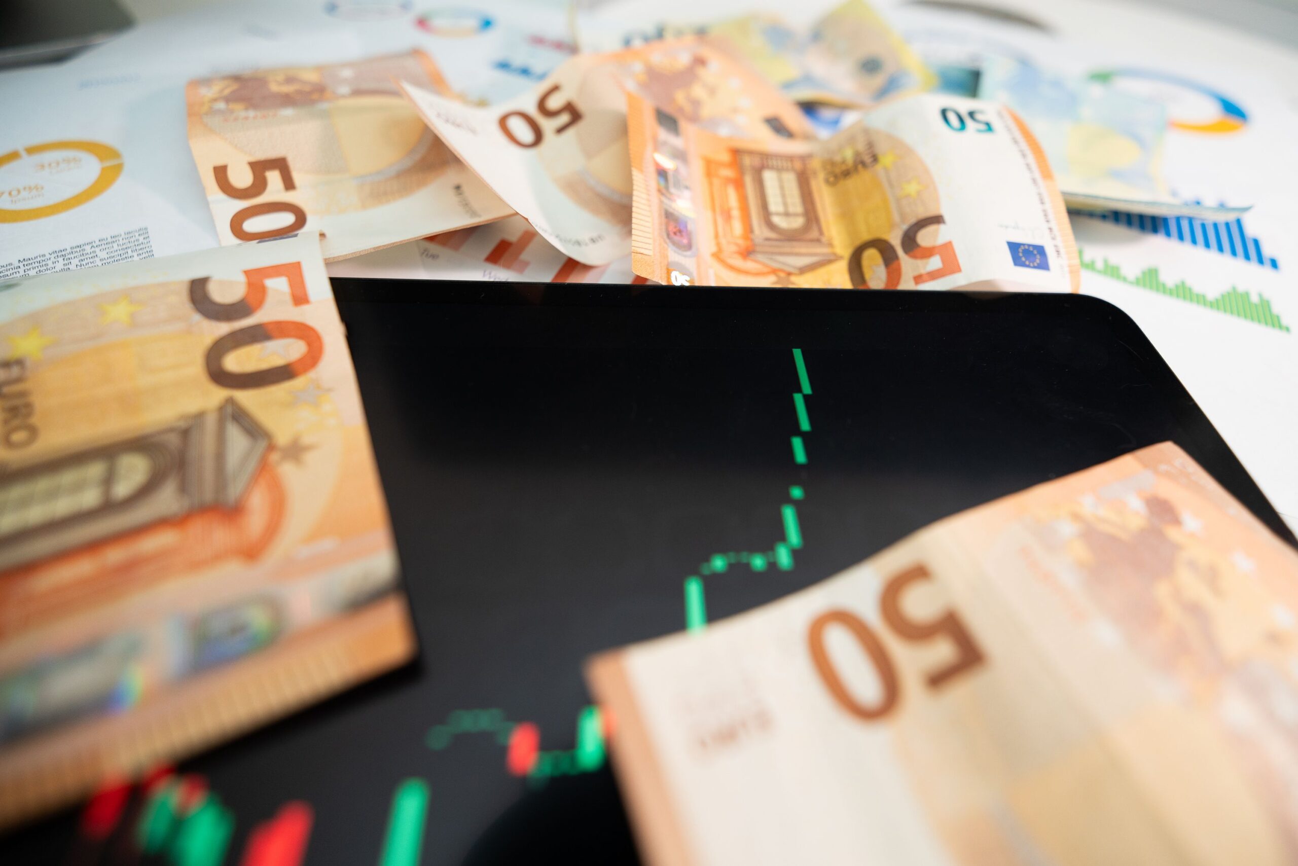 Zvanični srednji kurs dinara iznosi 117,3607 prema evru, minimalna promena na tržištu – kurs dinara prema evru