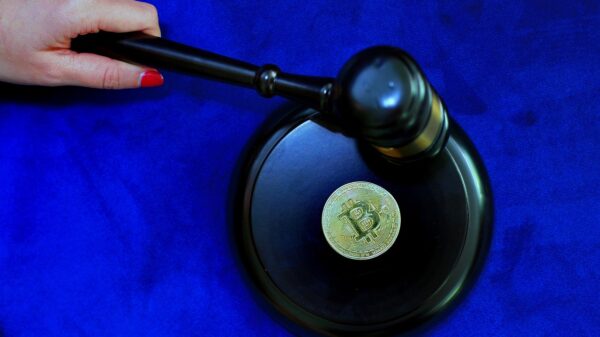 Bitcoin pao na 77.800 dolara dok se približava glasanje o Clarity Act i rastu cene nafte
