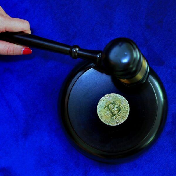 Bitcoin pao na 77.800 dolara dok se približava glasanje o Clarity Act i rastu cene nafte