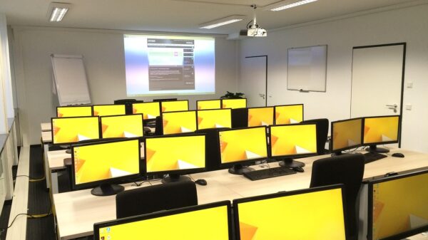 Srednji kurs dinara prema evru iznosi 117,39 dinara, dinar slabiji prema dolaru