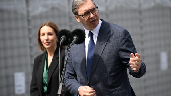 Aleksandar Vučić, Paraćin, staklara, fabrika stakla