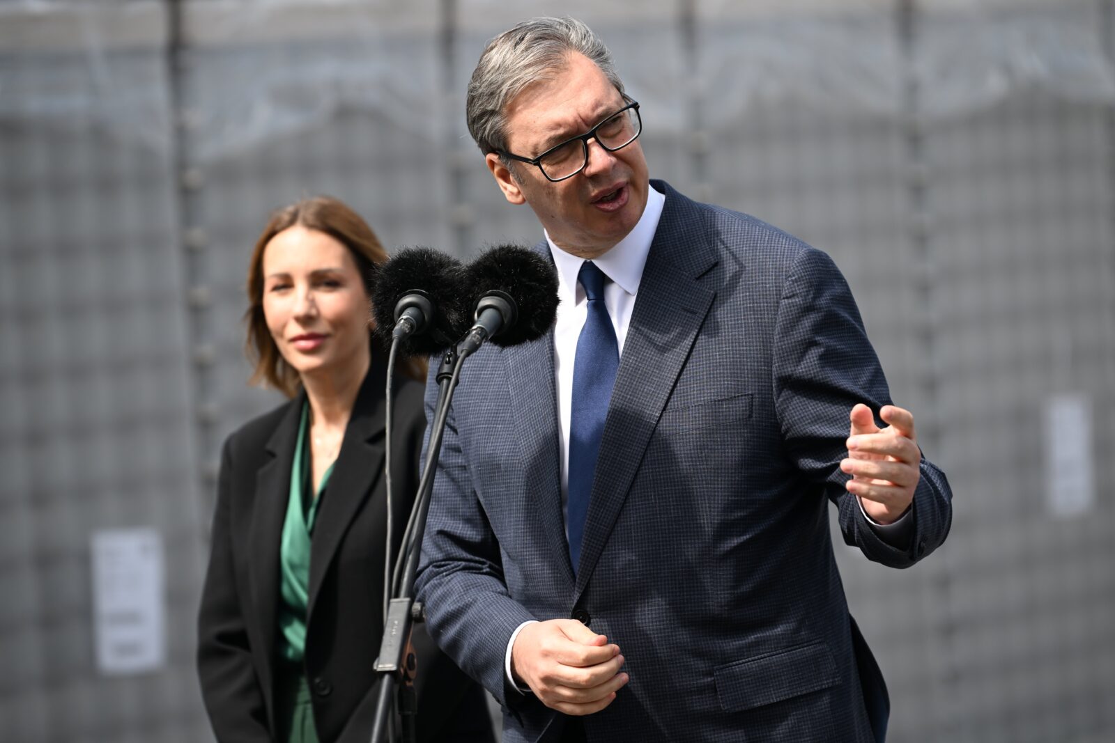 Aleksandar Vučić, Paraćin, staklara, fabrika stakla