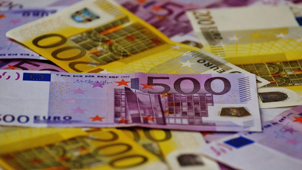 Zvanični srednji kurs dinara prema evru iznosi 117,5386 dinara danas