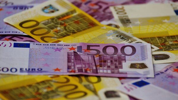 Zvanični srednji kurs dinara prema evru iznosi 117,5386 dinara danas
