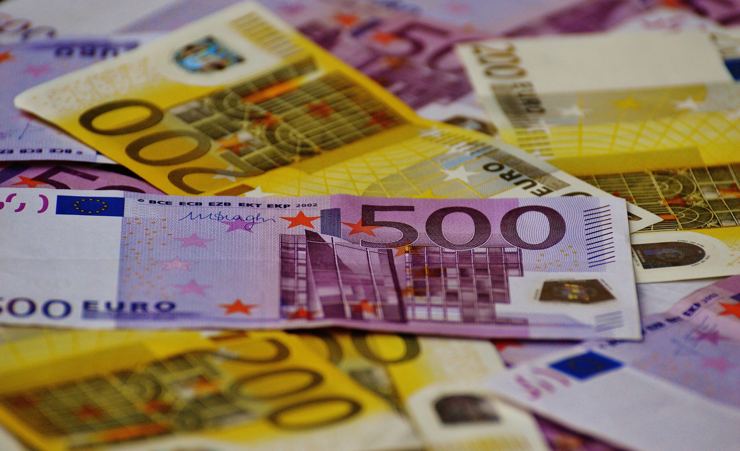 Zvanični srednji kurs dinara prema evru iznosi 117,5386 dinara danas