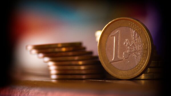 Dinar stabilan prema evru na 117,3785, blago slabljenje u odnosu na dolar – kurs dinara za evro