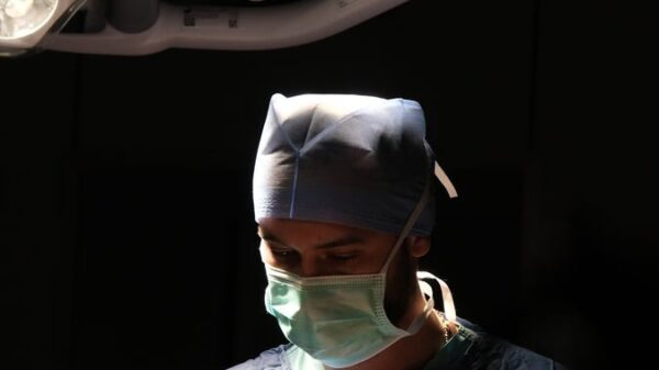 Focused surgeon in action under surgical lights during an operation in Istanbul, Türkiye.