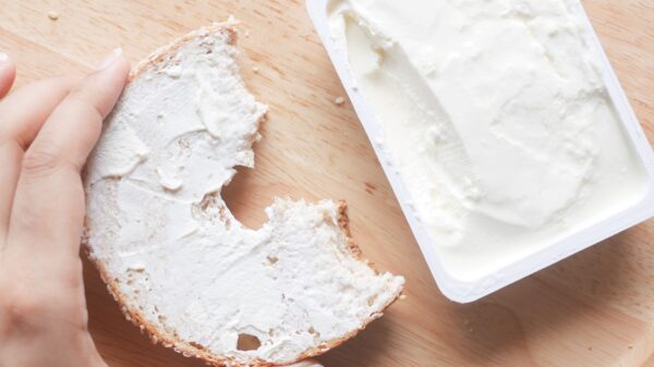 Arla Foods opozvao krem sir zbog sumnje na insekte u bademima iz mešavine – povlačenje krem sira