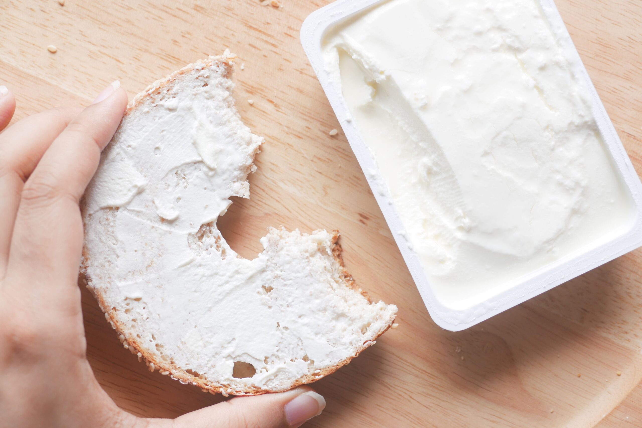 Arla Foods opozvao krem sir zbog sumnje na insekte u bademima iz mešavine – povlačenje krem sira