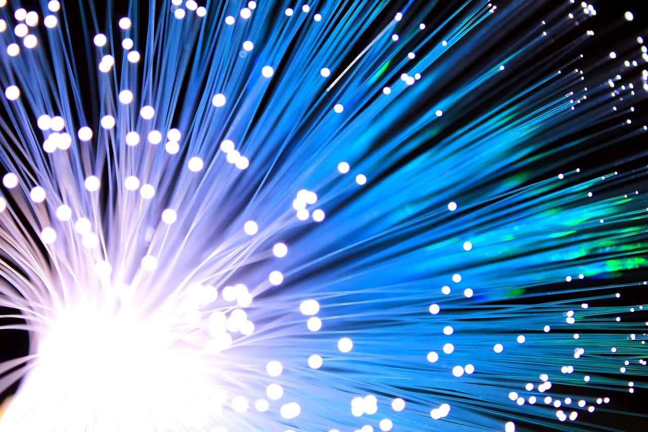 Razlike između fiber i kablovskog interneta: Šta korisnici treba da znaju