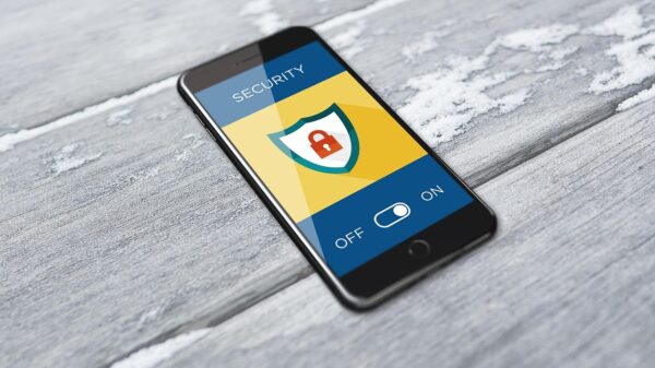 Zašto ne treba stavljati telefon u TSA posudu na aerodromu: Sigurniji način prolaska kroz kontrolu – bezbednost telefona na aerodromu