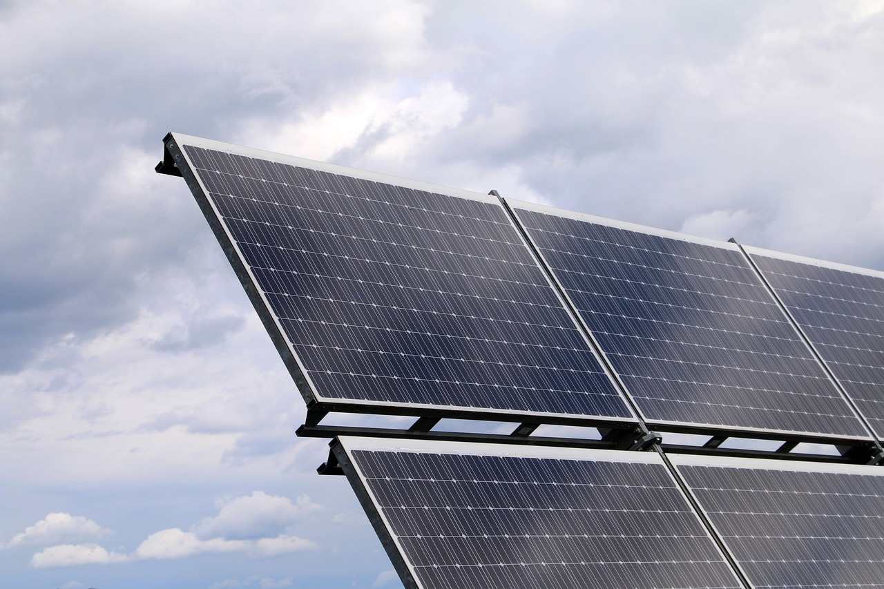 Rudnik uglja Pljevlja ulaže u solarnu elektranu i daljinsko grejanje za energetsku tranziciju – solarna elektrana sa baterijskim sistemom