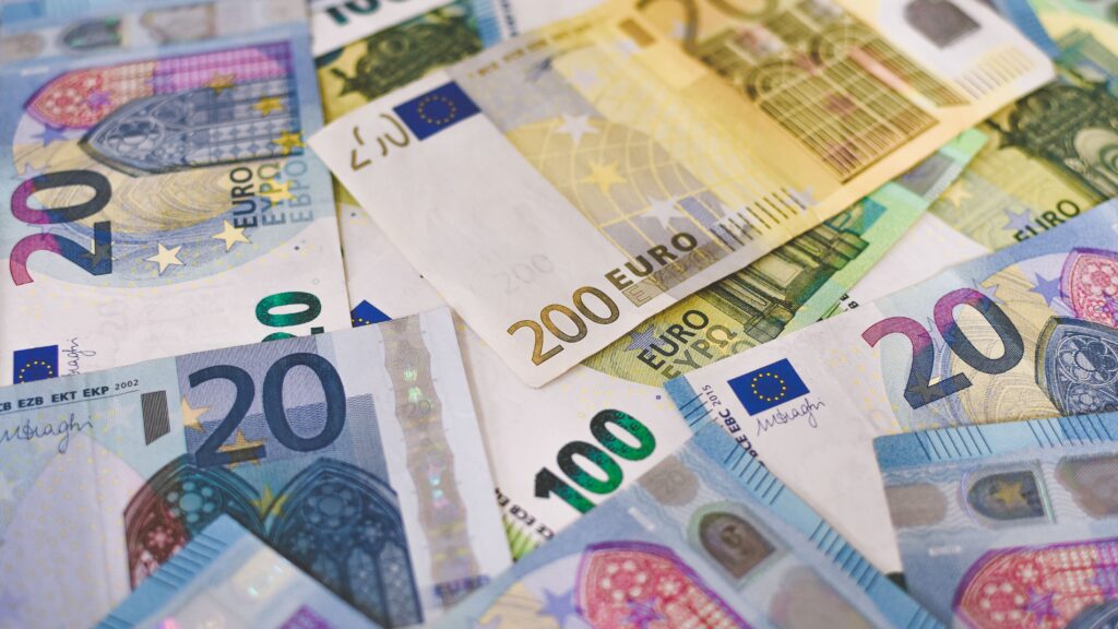 Zvanični srednji kurs dinara prema evru iznosi 117,4980, dinar slabiji 0,2 odsto